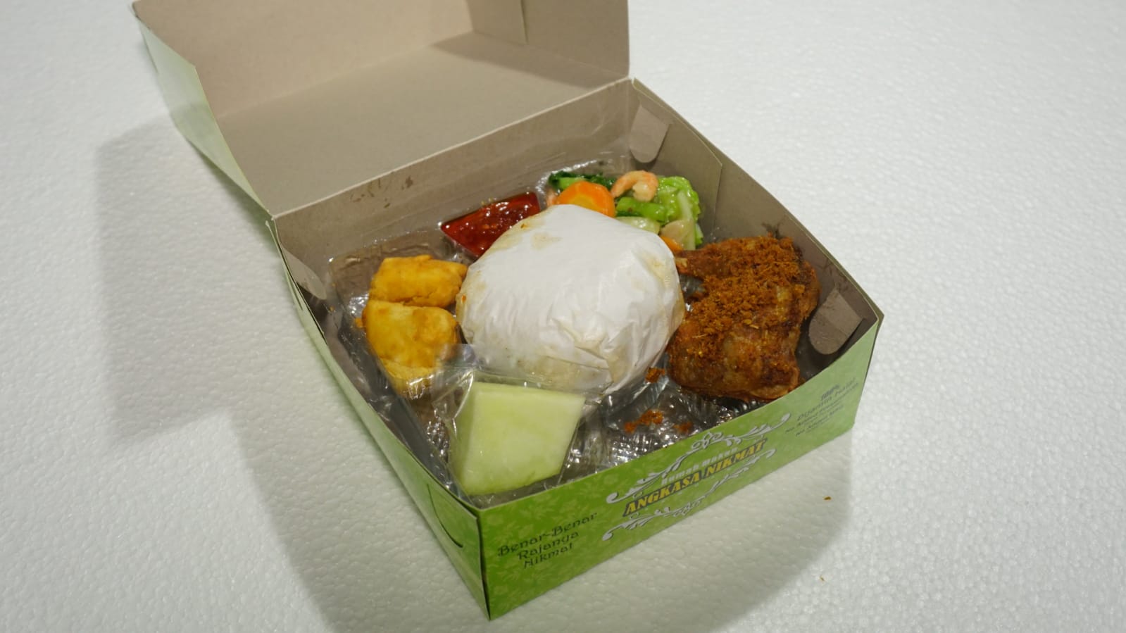 NASI DOS PAKET NASI AYAM IKAN SAYUR SAMBAL BUAH AIR MINERAL