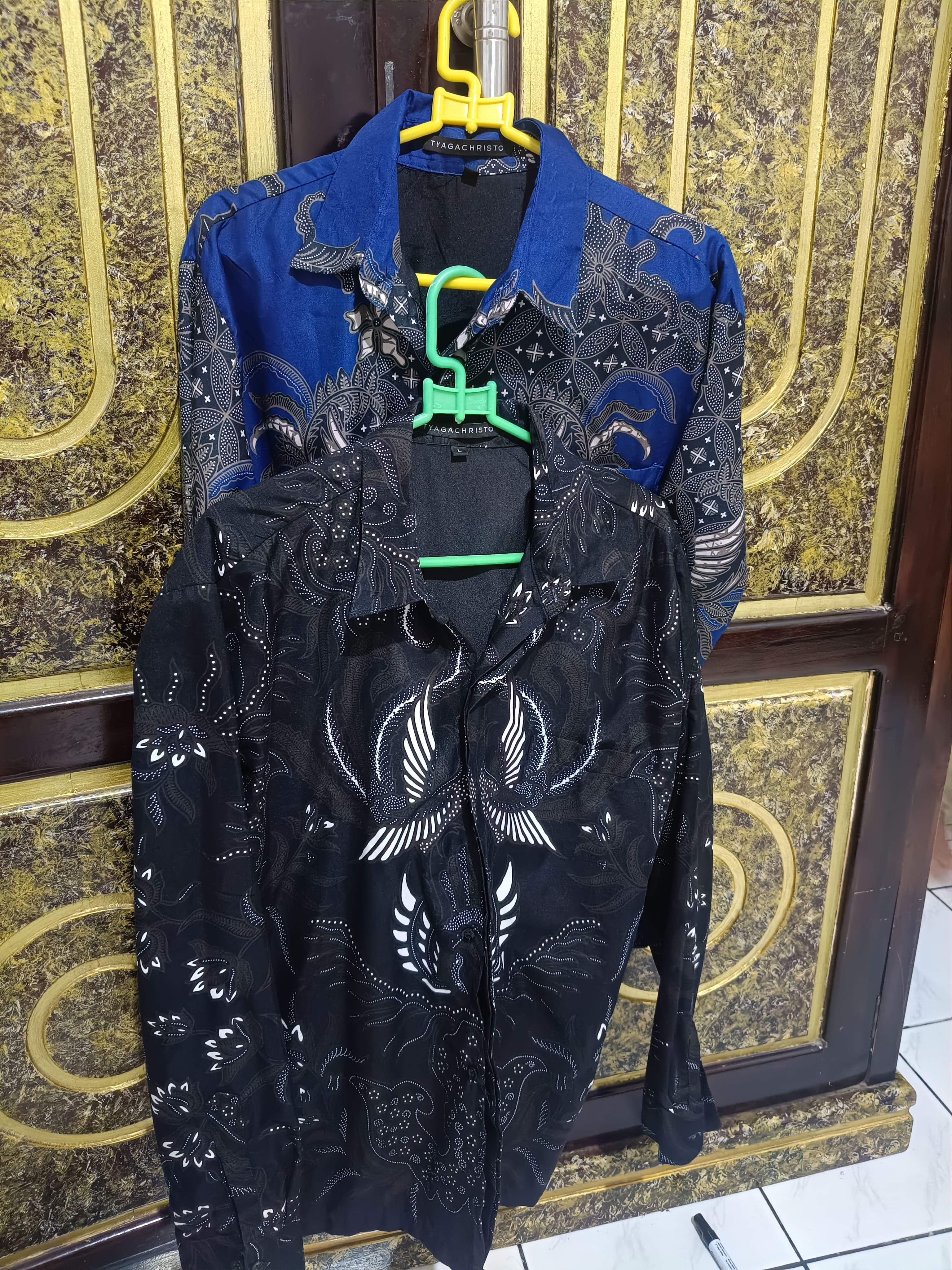 Kemeja Batik dan Sarung