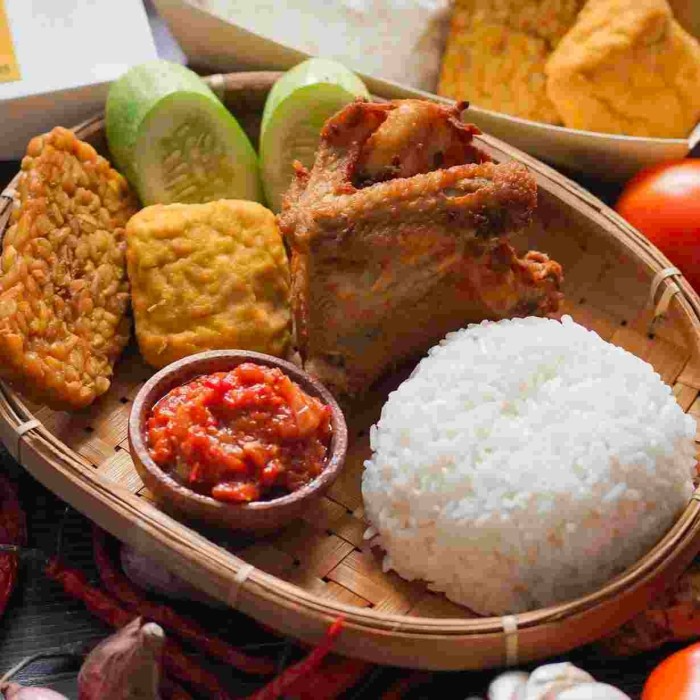 Nasi Ayam Lalapan Tahu Tempe Hits Rhien