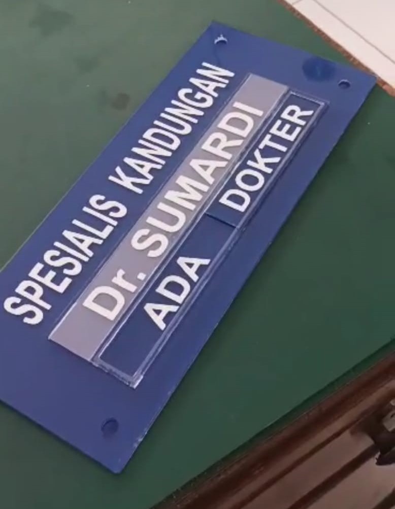 Papan Nama Akrilik uk.40x15cm + slot nama