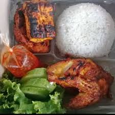 NASI CAMPUR AYAM GORENG BAKAR MENU KOMPLIT 