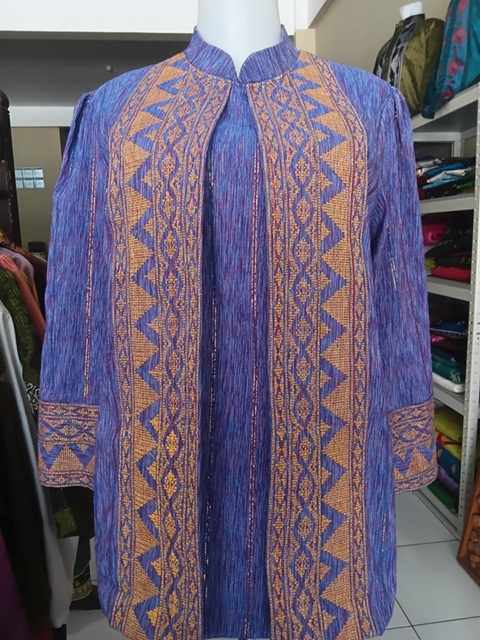 Baju Tenun Wanita Khas Sultra