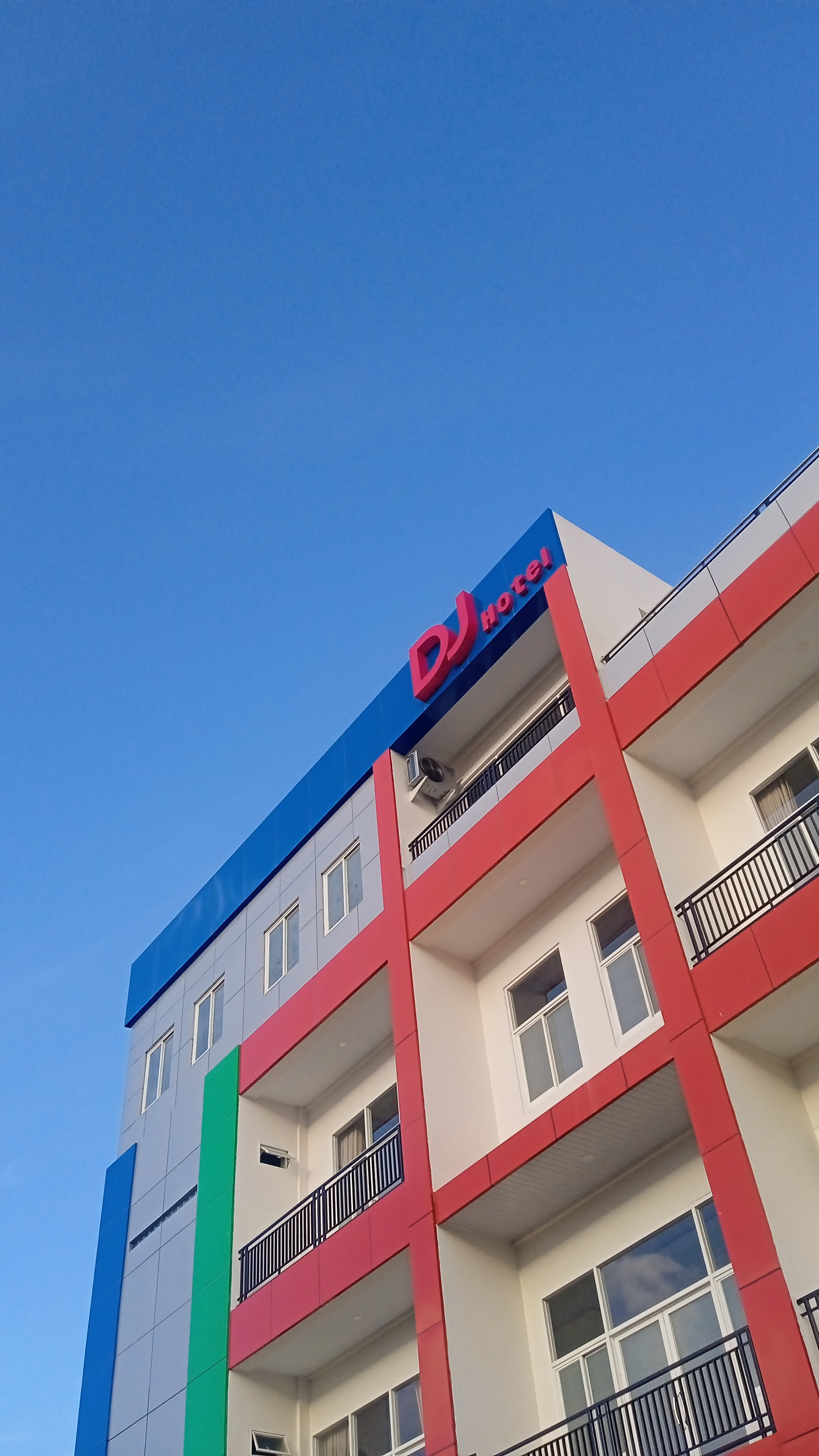 DJ Hotel